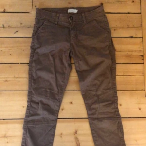 Byxor/chinos - Snygga byxor. Köpta second hand, aldrig använda. 
