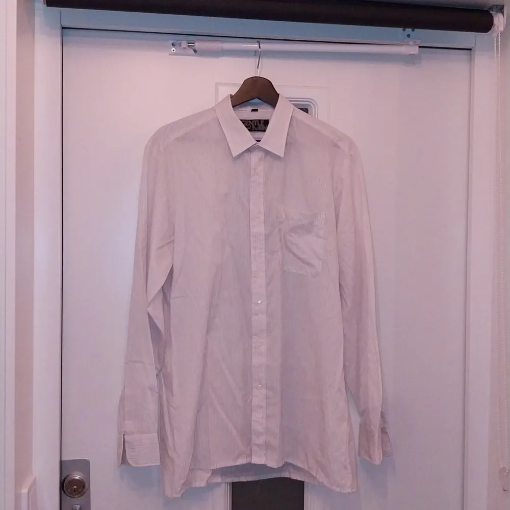 Stilren vit skjorta från gentleman, skön och tröjan andas riktigt väl. . Skjortor.
