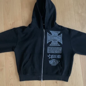 Wicked Valley Zip Hoodie - Hej! Säljer min Wicked Valley zip hoodie då jag vill rensa garderoben. Endast använd en gång, skick 10/10. Om ni undrar något är det bara att skriva!