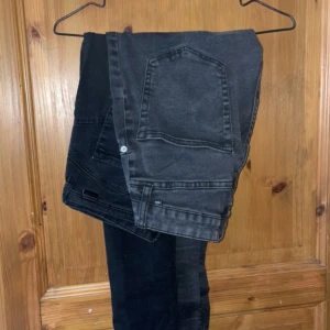 Jeans  - Säljer två par skinnyjeans som ej kommer till användning längre, inga skavanker. Säljer båda för priset 