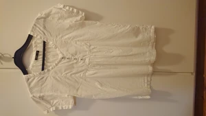 Blus/topp stl small - Stl s blus märke "eve" 100% bomull ibeg on använt skick. Häntas skarphagen, Norrköping eller skickas köparen betalar frakt 30kr upp till 100g frimärken