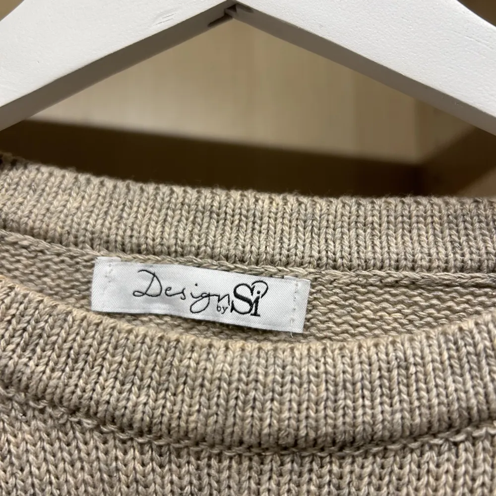 Jättefin stickad tröja från Design By Si som knappt är använd⭐️ köparen står för frakt!. Stickat.