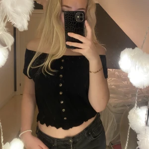 Offshoulder topp - Söt offshoulder topp med knappar! 