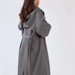 Sjukt snygg trenchcoat!! - Jättefin trenchcoat som är lite ”tjockare” i material. Med huva. Sjukt snygg på. Helt ny med lappar på. Stl 6 vilket motsvarar 34/36. Oversized 😍
