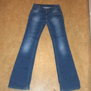 Lågmidjade white 2k jeans  - I bra skick inte använt de väldigt fina men var lite för stora för mig och det är därför jag väljer att sälja de men jag har aldrig använt de bara testat. Innerbens längd 85.