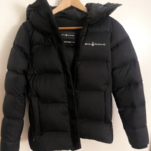 Sail racing jacka - Säljer min sail racing jacka som köptes förra året för 4200! Jackan är använd max 4 gånger och har inga defekter eller hål! Säljer då jag köpt en ny vinterjacka❤️ PRIS KAN DISKUTERAS INGA SKAM BUD!