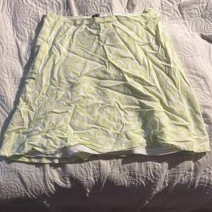 Grön/vit rutig kjol från hm, behöver strykas men annars inga defekter💕
