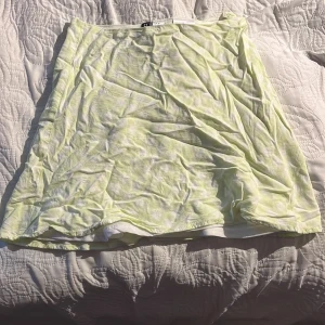 Grön/vit rutig kjol - Grön/vit rutig kjol från hm, behöver strykas men annars inga defekter💕