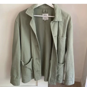 Grön overshirt - En såå fin overshirt/ jeansjacka från zara, säljer då jag inte tycker den sitter bra på mig, använd få gånger🩷 storlek xs men passar även s! Första bilden är lånad!
