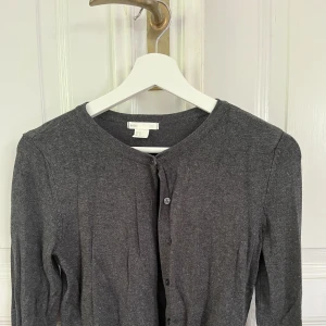 Finstickad kofta från Hm!  - Kofta från HM, är mörkgrå och storlek xs. Nypris är 149 men säljer för 50! Bra skick🙌