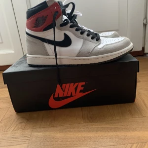 Jordan 1 high ”light smoke grey” - Tjena, säljer nu mina jordans som fått stå i garderoben ett bra tag då jag inte använder de längre. Köpta från SNS droppet. Bra skick och inga större flaws. Skriv för mer bilder. Pris kan diskuteras.