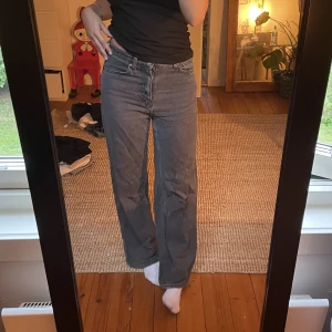 Gråa jeans - weekday - Snygga mörkgråa jeans från weekday i modellen Ace. Skön passform och varsamt använda! Pris kan diskuteras privat! Stl 25/32🩶