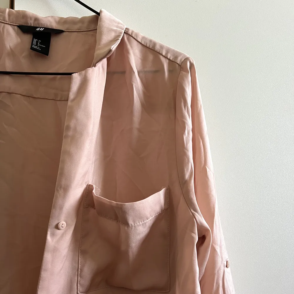 Superfin skjorta (puderrosa färg) i storlek 36/Small. Använt 1 gång. Mötas upp i Stockholm eller fraktas!. Skjortor.