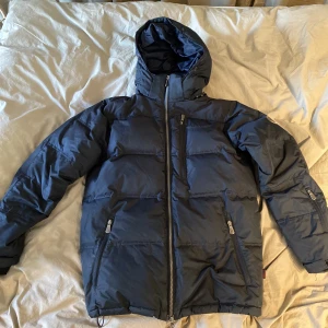 Dunjacka Sebago - Säljer en dunjacka i fint skick från Sebago. Storlek small. Jackan är varm och perfekt för vintersäsongen. Nypris ca 3000:-.