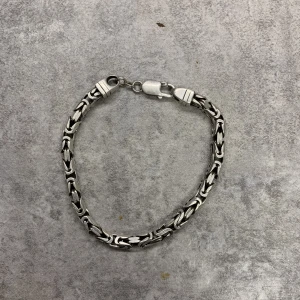 Kejsarlänk Armband  - Tja!   Säljer nu mitt Armband i Kejsarlänk äkta silver. Länken är i jättefint skick, precis tvättat de i en speciell syra så det blir hyfsat som nytt.   Köpt på Smycka i Växjö.   22cm långt. Tippar på 5-6mm tjockt. 
