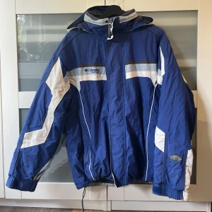 Vintage skidjacka - Ascool vintage skidjacka från Columbia!! Köpt secondhand men i så fint skick! Har/är: fodrad, luva, snölås i midjan, dragkedjor som öppnas & stängs åt båda håll Mer info på bild tre. Kan skicka mer bilder vid önskemål.  Passar både i & utanför backen!!😍
