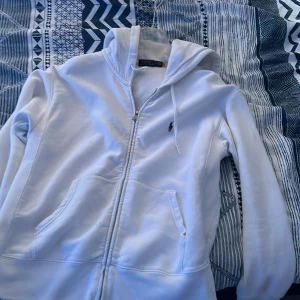 Polo zip hoddie - Säljer en hoodie är i okej skick skulle nog säga 6,5/10 sitter som xs/S