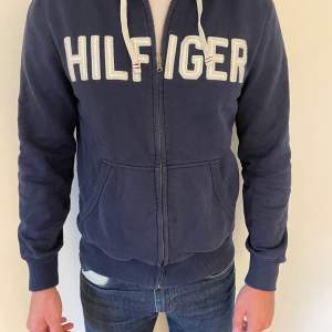 Hoodie från Tommy Hilfiger. Bra skick. Stor S 