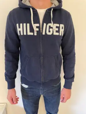 Hoodie från Tommy Hilfiger. Bra skick. Stor S 