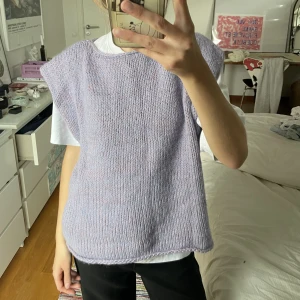 Stickad väst - otroligt skön väst!! och jättesöt 🥹köpt secondhand i Skagen, finns inget märke så misstänker att den är hemmastickad, står inte heller storlek på den men skulle våga påstå M!