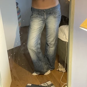 Lågmidjade jeans  - Så snygga Lågmidjade jeans! Väldigt bra skick och inga defekter. Passar mig bra i längden, jag är 167cm