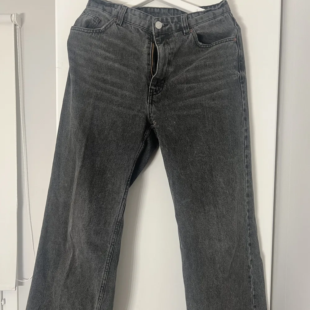 Säljer dessa jeans då dem är för stora för mig, jätte fina, inga hål, inga fläckar från monki. Jeans & Byxor.
