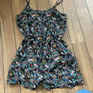 Jumpsuit - Sparsamt använda. 