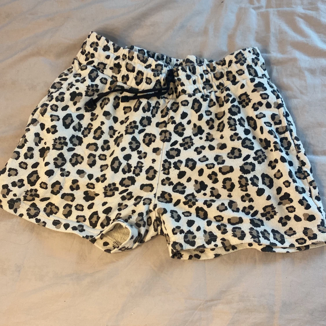 Leopard short med svart snöre
