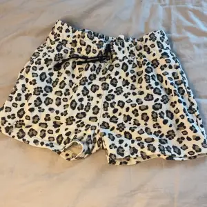 Leopard shorts med svarta snören lite knottriga men är fina ändå 