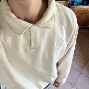 Vintage sweatshirt från gear for sports. Fin beige färg och snygg krage + logga på bröstet. Står storlek XL i men passar M-L