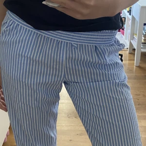 Super sköna och snygga pyjamasbyxor!  - Hej! Jag säljer nu dessa super sköna och snygga pyjamasbyxor som endast använts en gång! 🤩 Säljer då de tyvärr blivit förkorta för mig som är cirka 175💞  De är i storlek 170 men jag skulle säga att de är i storlek Xs/S. (Mid/low waist skulle jag säga)💘