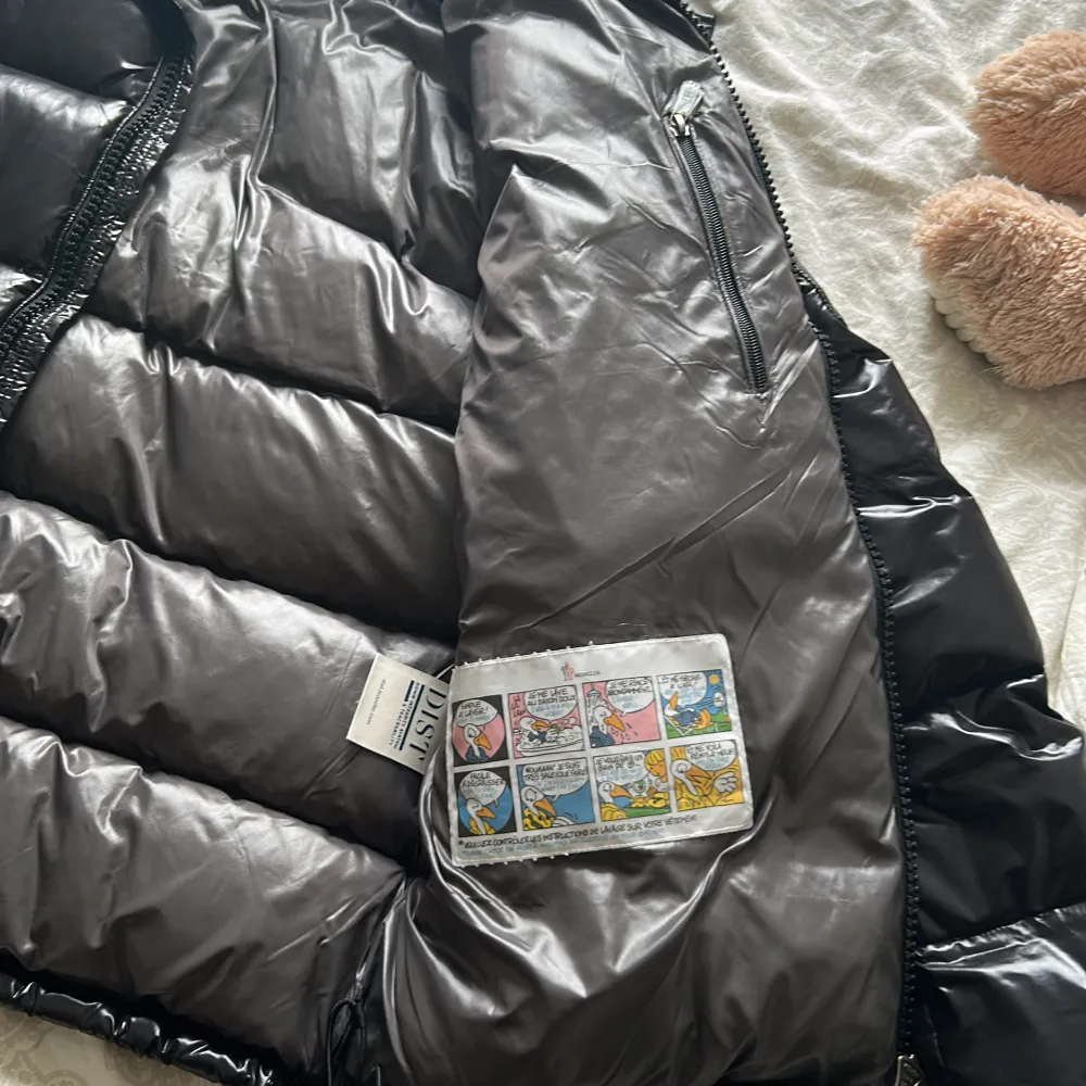 Hej, säljer min pappas helt nya moncler jacka i storlek 4, vilket motsvarar xl. Inga skador på jackan och skicket är 10/10, jackan säljes pågrund av att den var förliten och inte kommer till användning. Kan mötas upp i Malmö eller posta jackan. Bud 3500+. Jackor.