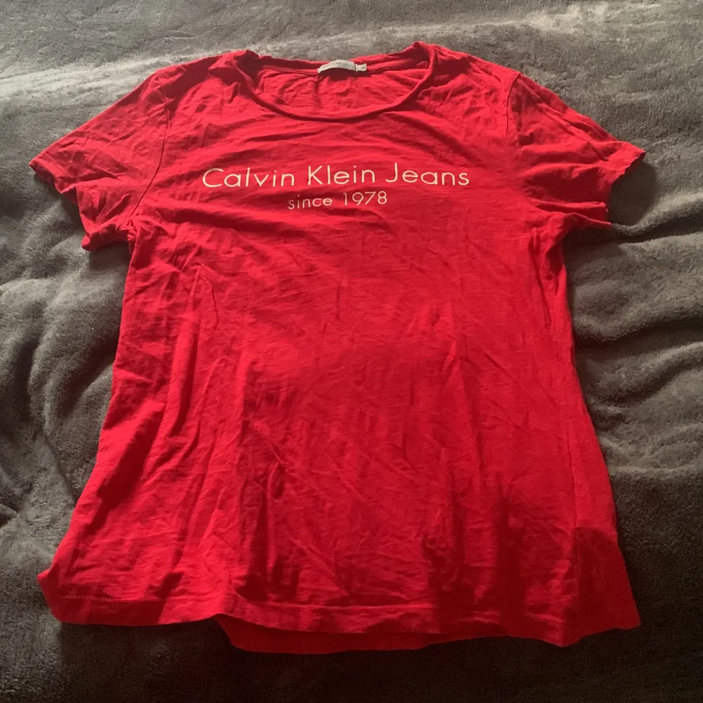 Calvin Klein T-shirt i fint skick Strl M Köp gärna genom köp nu funktionen❤️. T-shirts.