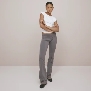 Yoga pants - Ett par helt nya yoga pants från Nelly med prislapp kvar, i storlek xxs men passar även xxs-s då de är väldigt stretchiga. Ganska långa i benen och passar mig som är 164 men passar även längre💕köpta för 350 kr inkl frakt, säljer för 250 kr