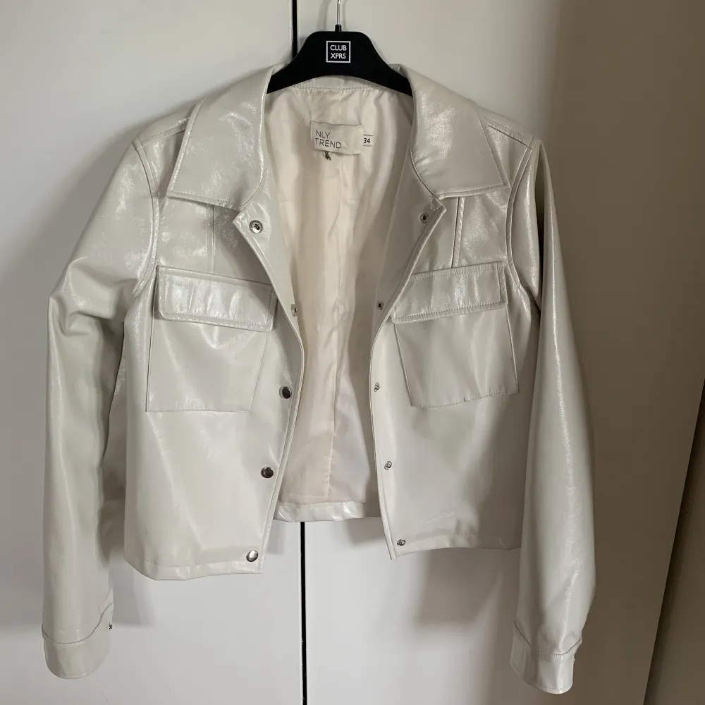 Jättesnygg vit/ljusbeige skinnimmitation jacka i väldigt bra skick i stl 34! Köpare står för frakt💞. Takit.