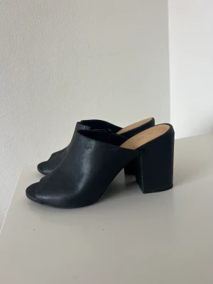 Svarta klackar  - Svarta klackar från ellos, säljer då de aldrig kommer till användning 