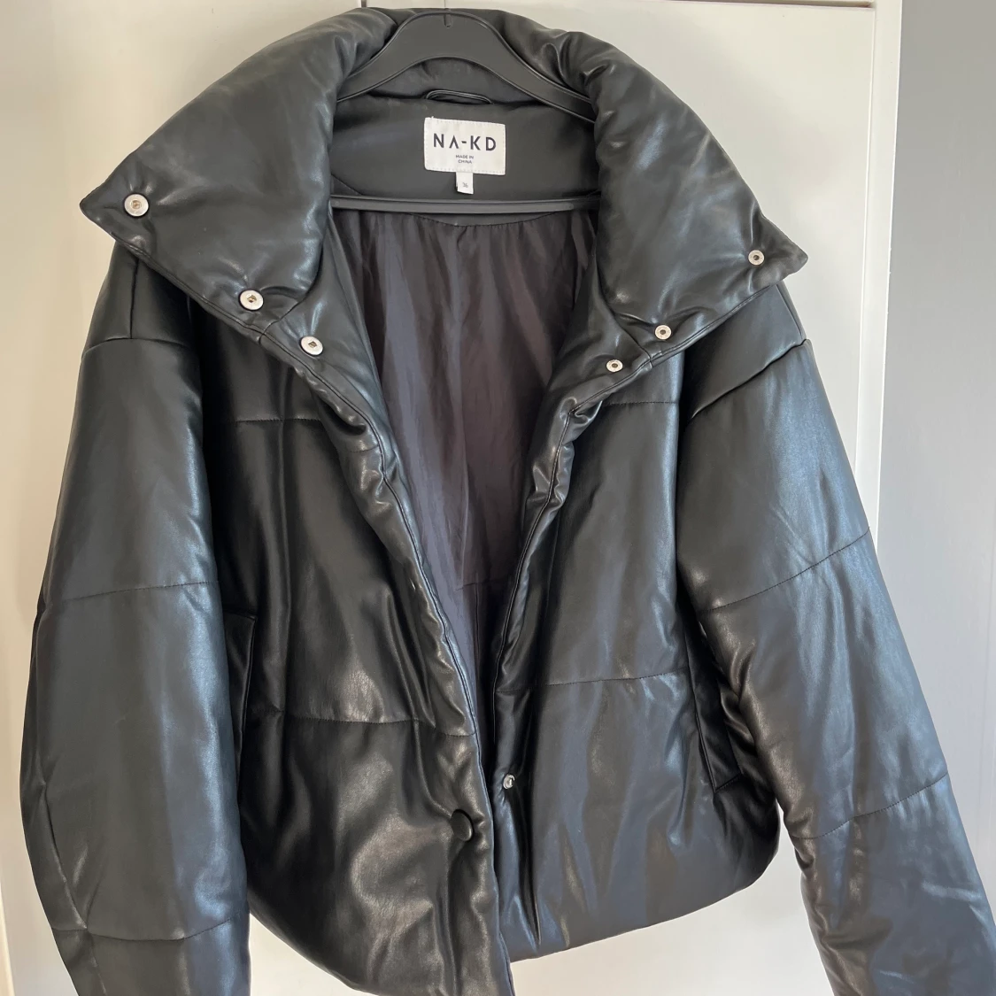 Svart vinterjacka från NA-KD 