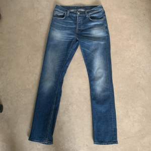 Nudie jeans i mörkblå färg, mycket bra skick 7/10, fräscha och snygga. Nypris ca 1600. Strl W31 L32