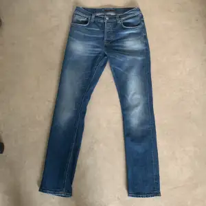 Nudie jeans i mörkblå färg, mycket bra skick 7/10, fräscha och snygga. Nypris ca 1600. Strl W31 L32