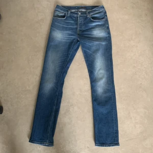 Nudie jeans mörkblå  - Nudie jeans i mörkblå färg, mycket bra skick 8/10, fräscha och snygga. Nypris ca 1600. Strl W31 L32