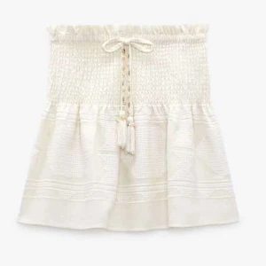 ZARA KJOL - kjol från zara köpes för 399 men nu säljs den inte frön zara längre. säljer pågrund av att den inte kommer till användning (pris kan diskuteras)