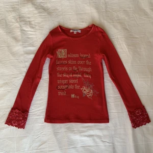 Vintage DKNY!💋 - En vintage DKNY-topp med ascoola detaljer! Den är i storlek 4 (för barn) så den är som en XXS, eller mindre. Den är stretchig i tyget men inte spetsen på ärmarna! Tecken på användning finns (söm vid krage och tryckt text), annars bra skick, dm för info!💋