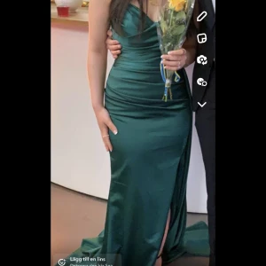 Grön klänning  - Säljer ännu en grön klänning som sitter sååååå fint på kroppen. Använd endast för min skol bal . Den är mörk grön och formar kroppen väldigt fint. Den är köpt för 2500 kr och jag söljer den för 1500. Tar ner priset vid snabb affär. 