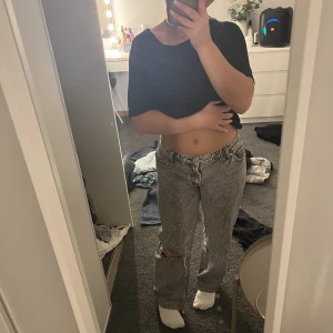 Jeans - Köpt för 229kr på newyourker för ungefär 1 år sedan. Nästan aldrig använda. Hålet där på knät ska va så!!