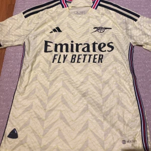 Arsenal FC tröja - denna tröja är i ett väldigt bra skick. Använd endast få gånger. Jag säljer denna tröja eftersom att den är för liten. Den är i storlek S men passar även XS. Denna tröja är köpt i London. Tröjan är grön och märkena är svart. 
