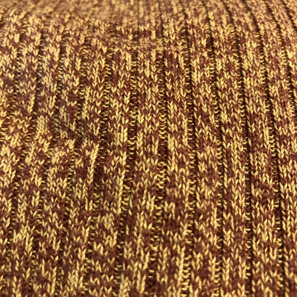 Häftig gulbrun tröja med ’slits’ på båda sidorna och i ärmarna. 70-talskänsla. Storleken är s men skulle kunna passa m, blir då en tajtare look. ig - @thrifty.sthlm. Tröjor & Koftor.