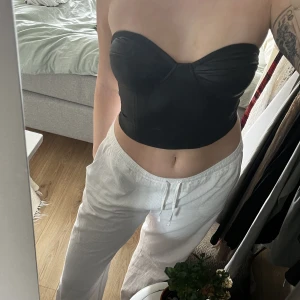 ”Skinn” korsett - En svart korsett-topp i fejkskinn. Väldigt skönt material samtidigt som den sitter uppe bra! Aldrig använd. Skriv vid fler bilder eller intresse🖤