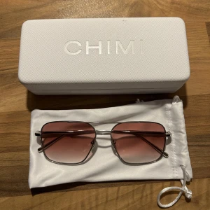 Chimi solglasögon  - Solglasögon från Chimi som jag köpt här på plick. Kommer tyvärr inte till användning. Köpta för 500kr. 