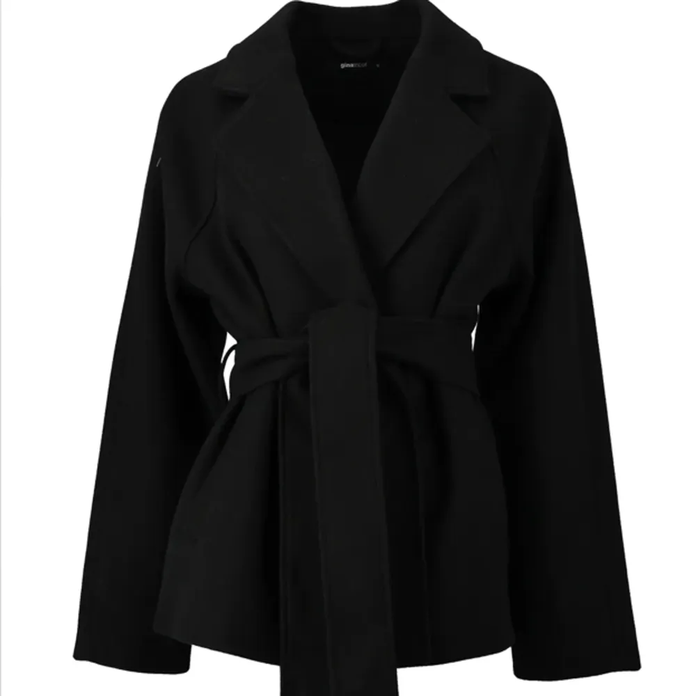 En svart fin kappa har använts 2 ggr o säljer den för att det inte riktigt är min stil. Jackor.