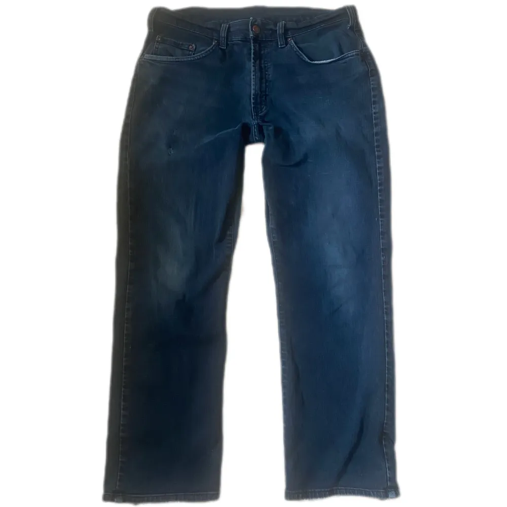 Low waisted straight leg jeans. Står ingen storlek men skulle gissa på 38/40 ungefär. Skorv gärna för frågor☺️. Jeans & Byxor.